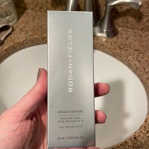 Radiant Defense Perfecting Liquid SPF 30 - Beige